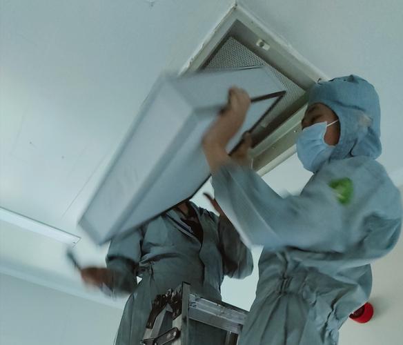 中央空调清洗消毒作业进行中,亚欣用专业为您服务!