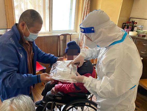 "李老,早上好,我们来给您送药来了,还给您备了几瓶杀菌消毒液